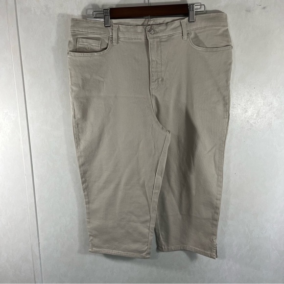 Gloria Vanderbilt Tan Bermuda Shorts Slim Fit Cotton Blend - Picture 1 of 7
